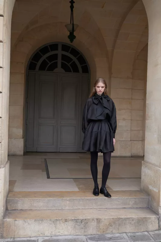 00013-viktor-and-rolf-fall-2025-ready-to-wear-credit-alessandro-furchino-capria-brand