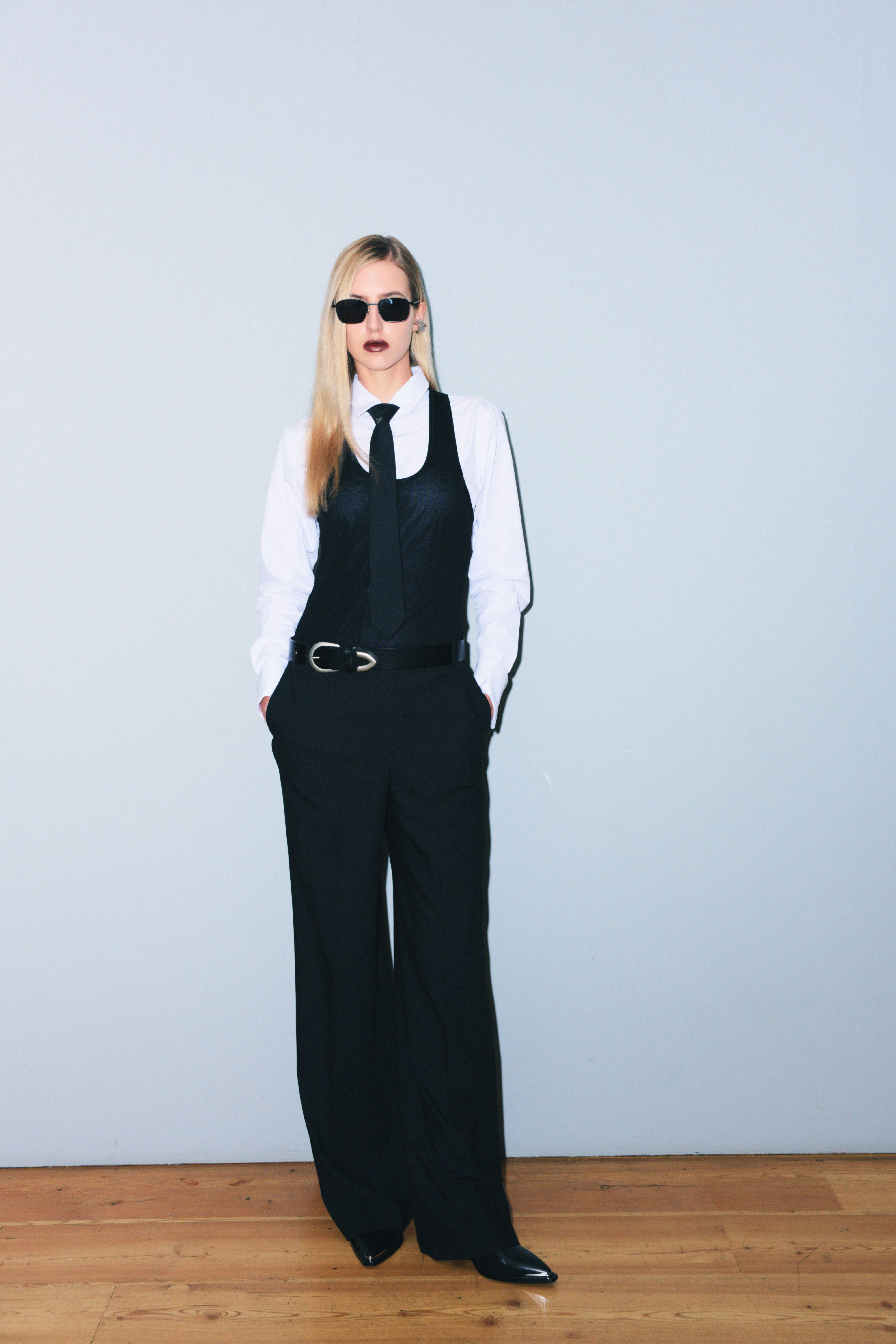 Элегантный образ от Juliawave: черный комбинезон с белой рубашкой и галстуком, дополненный стильными солнцезащитными очками.