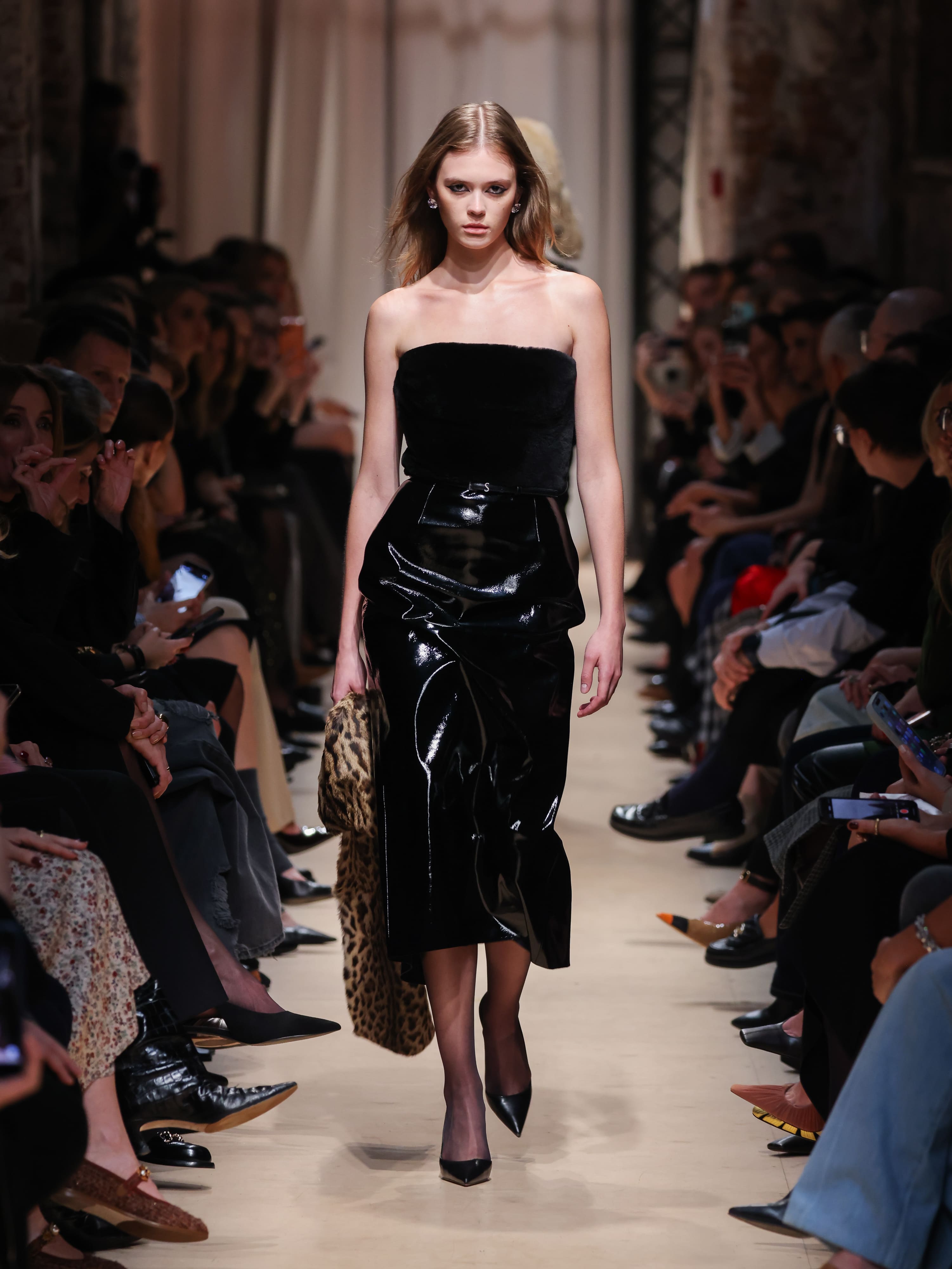 Строгий черный корсетный топ в сочетании с блестящей юбкой миди и леопардовым палантином создает эффектный образ для осени-зимы 2026 от Sashaverse....