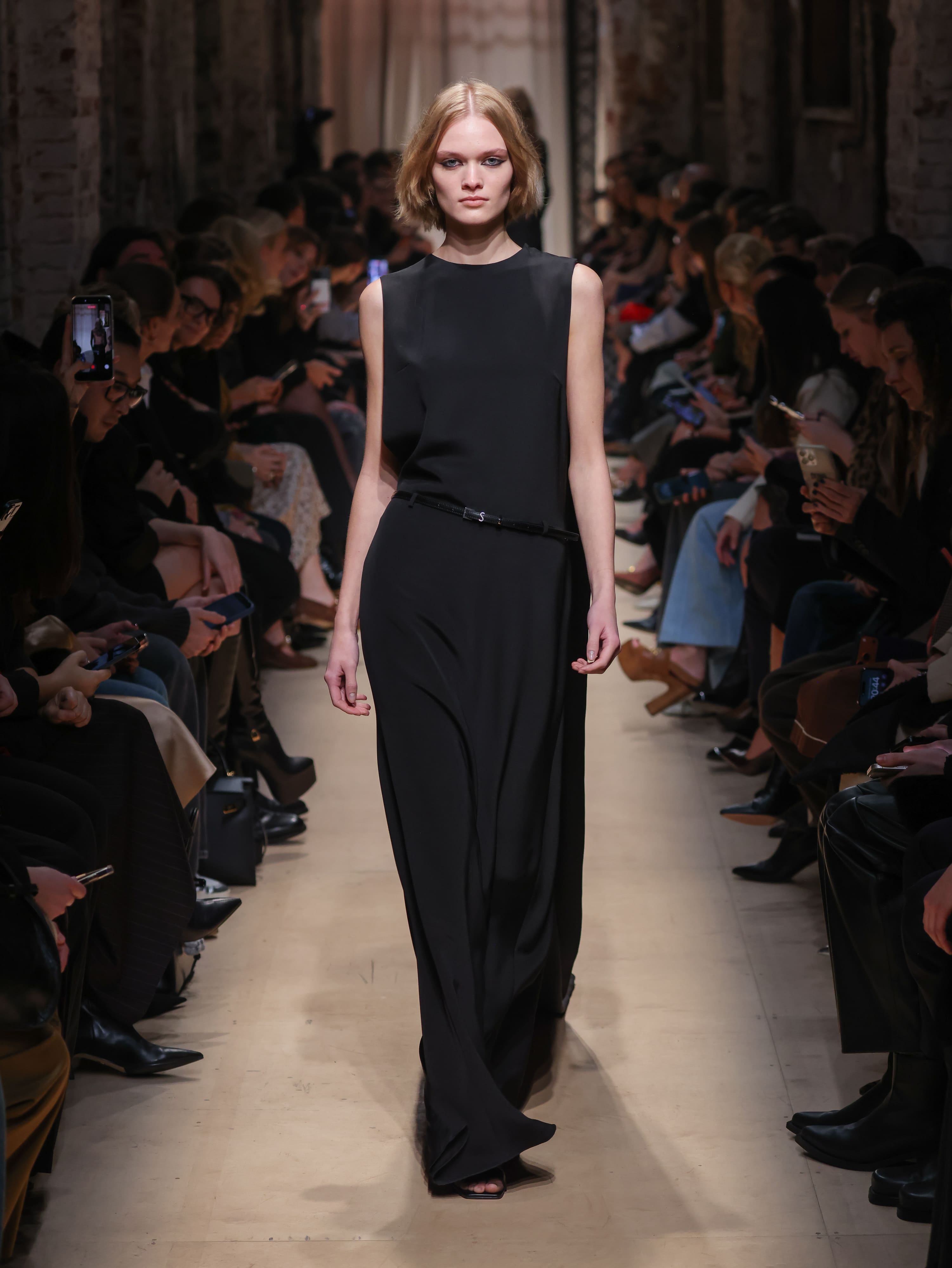 Элегантное черное платье с минималистичным кроем и тонким поясом, подчеркивающее силуэт, на показе Sashaverse осень-зима 2026.
