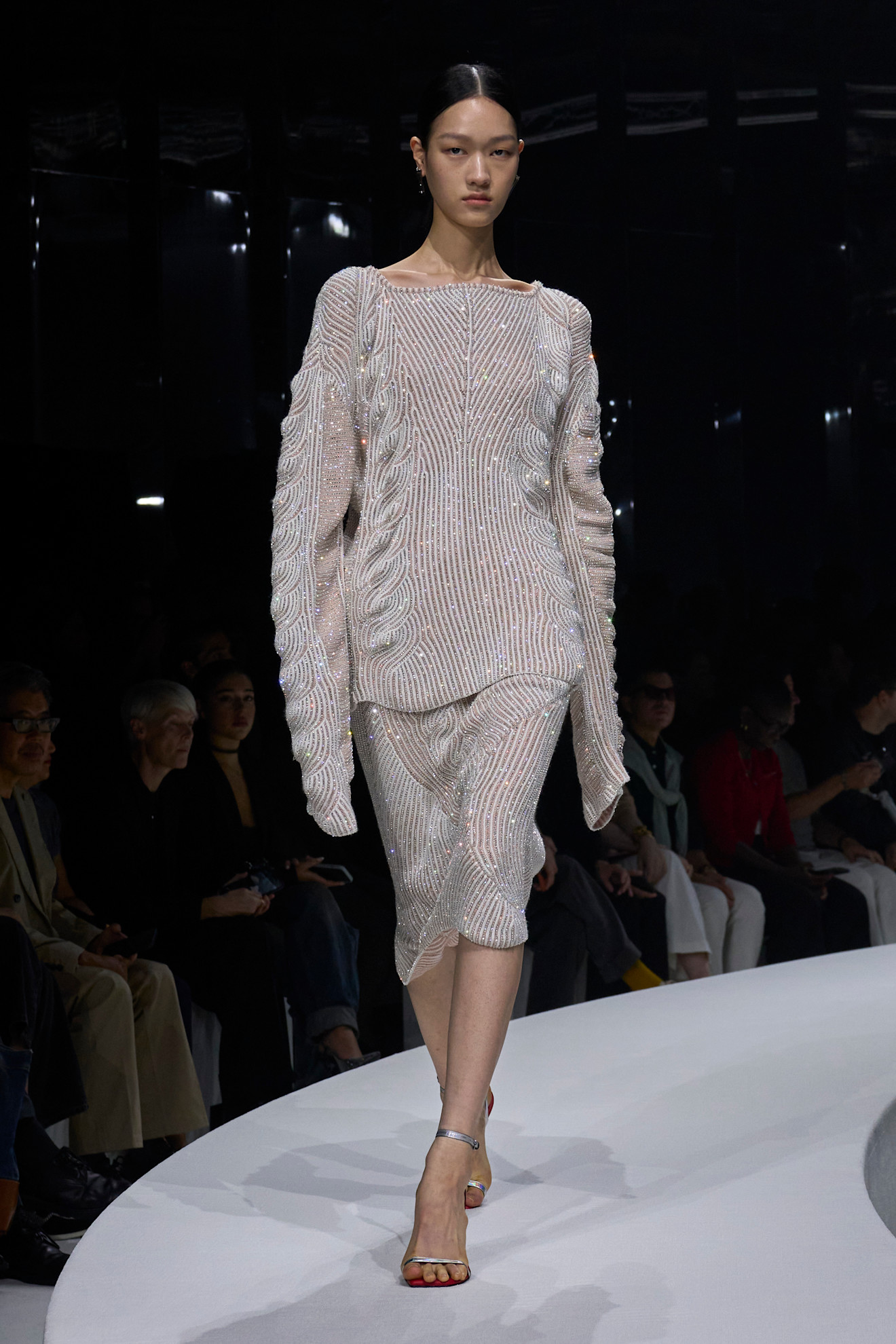 Эфирный наряд от Ferrari для весны/лета 2024: легкая текстура, блестящие детали и объемные рукава создают воздушный силуэт.