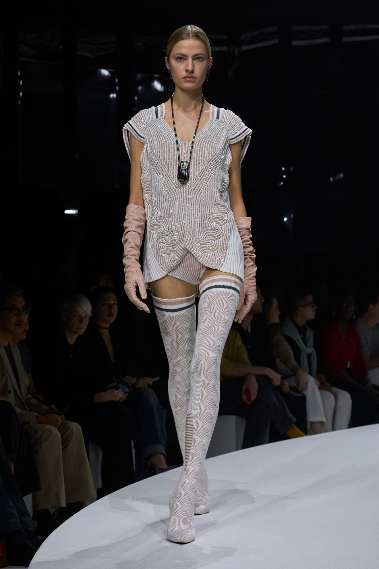 Эфирный наряд от Ferrari с объемным узором, нежно-розовые перчатки и чулки создают игривый, но элегантный образ для весны-лета 2024.