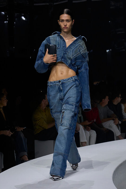 Кроп-топ и широкие брюки из денима в стиле уличной моды, подчеркивающие фигуру, с металлическими акцентами на обуви