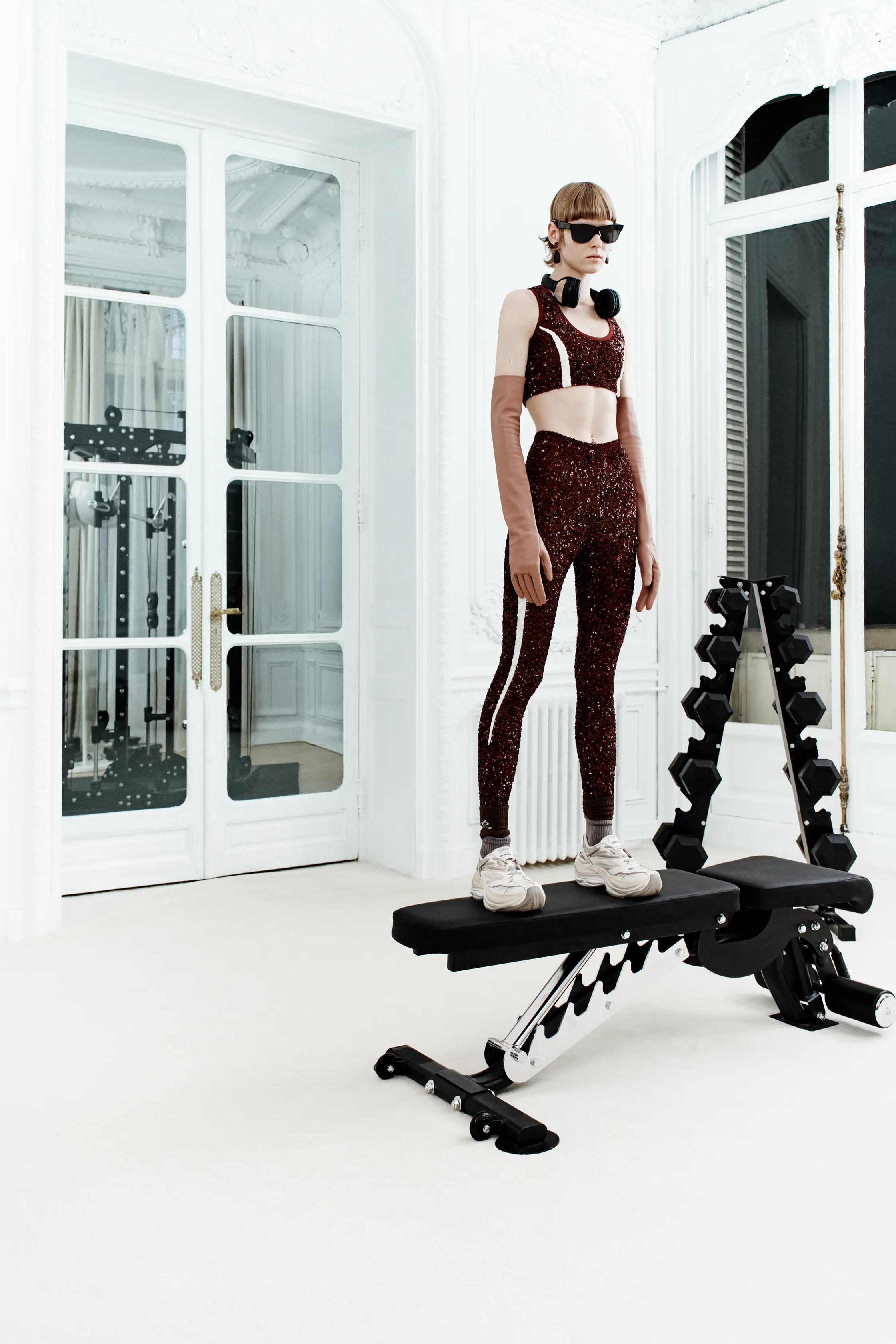 Спортивный комплект из блестящего бордового топа и леггинсов, дополненный наушниками и солнцезащитными очками