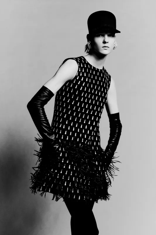 Элегантное черное платье с перьями и длинными перчатками, подчеркивающее утонченность и стиль