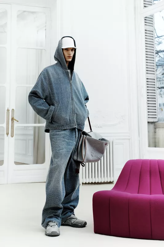 Стильный комплект из текстурированного денима с капюшоном и спортивной обувью, подчеркивающий современный городской стиль