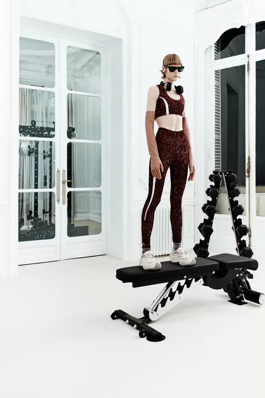 Спортивный комплект из блестящего бордового топа и леггинсов, дополненный наушниками и солнцезащитными очками
