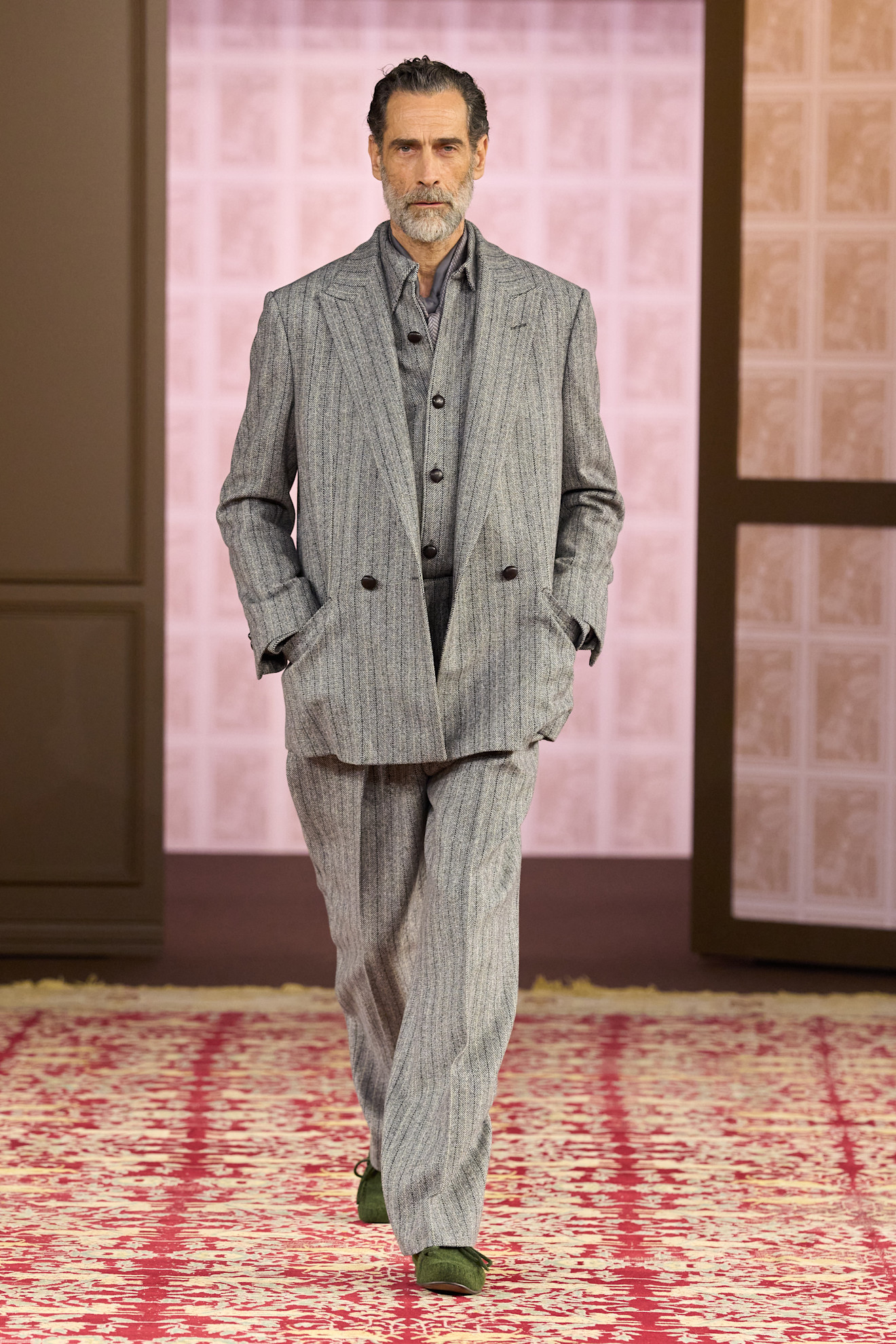 Стильный серый костюм с полоской и зелеными акцентами, создающий эффектный и современный вид