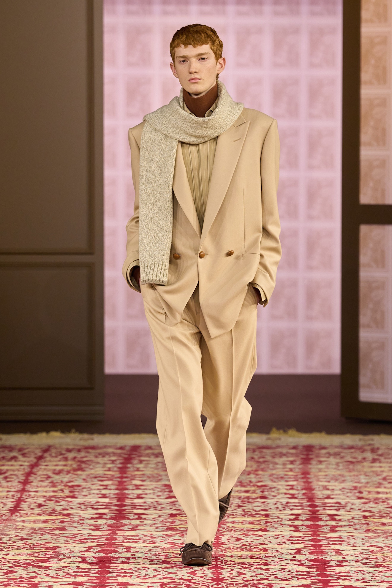 Элегантный бежевый костюм с двойным жакетом и объемным шарфом, подчеркивающий утонченность и тепло сезона