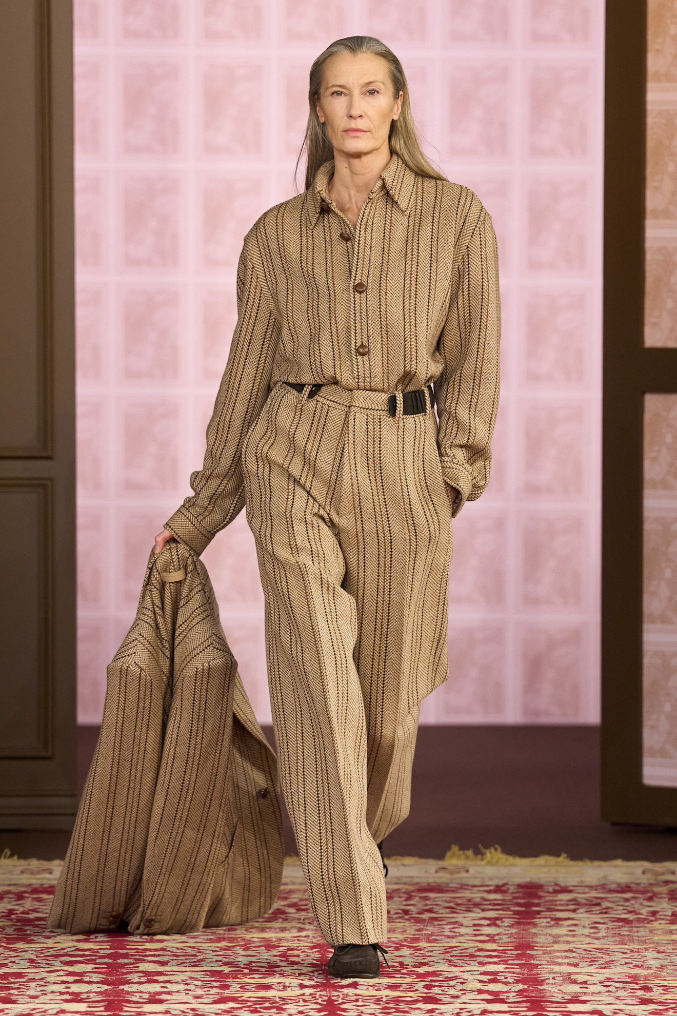 Модный комплект с принтом в полоску, состоящий из рубашки и брюк, дополненный стильным жакетом для завершения образа