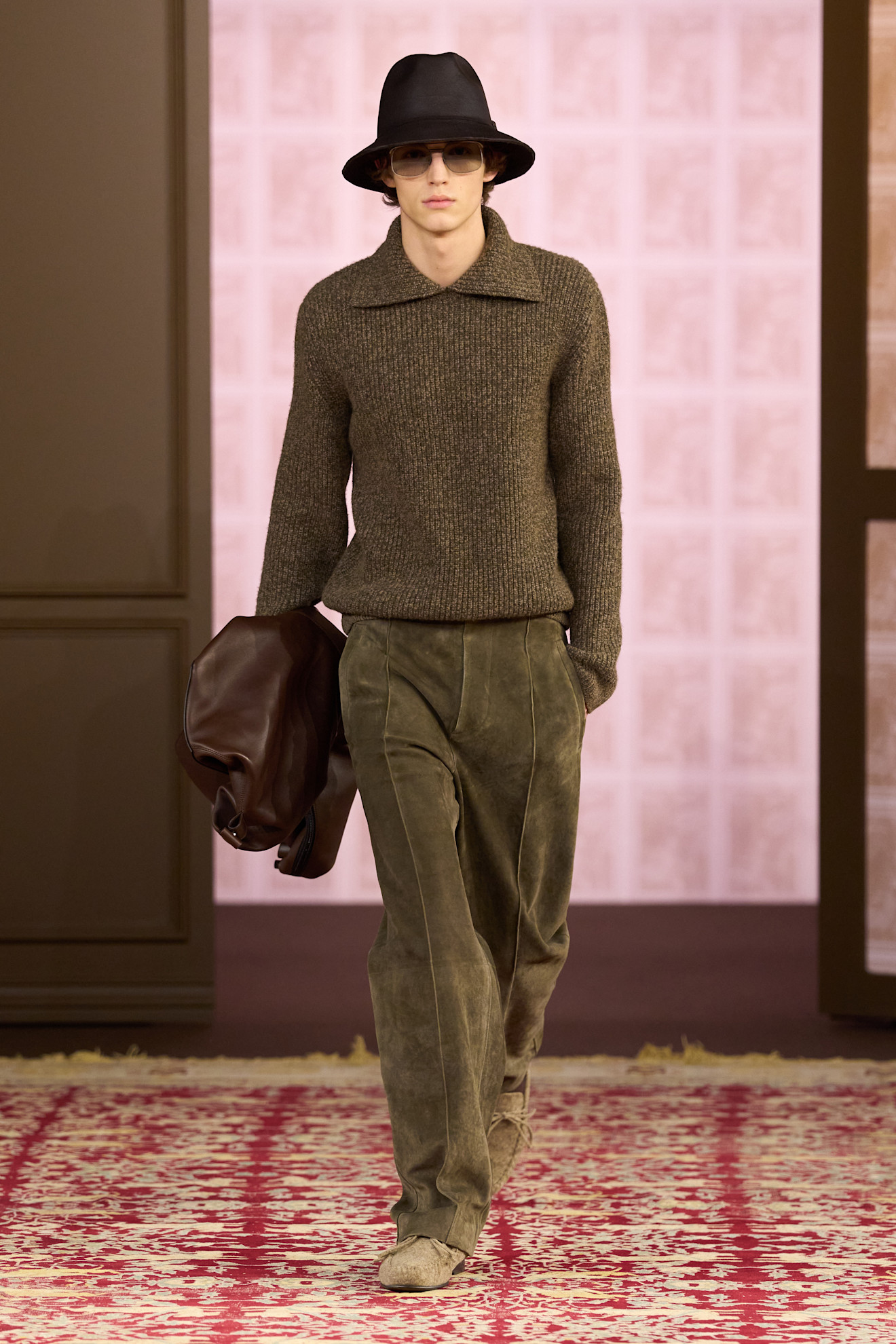 Уютный коричневый свитер и замшевые брюки в тон, дополненные черной шляпой, создают расслабленный осенний стиль