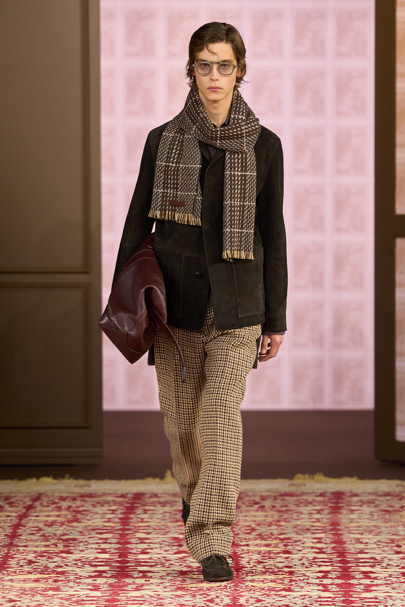 Модный лук с жакетом из замши и клетчатым шарфом, дополненный стильными очками и сумкой