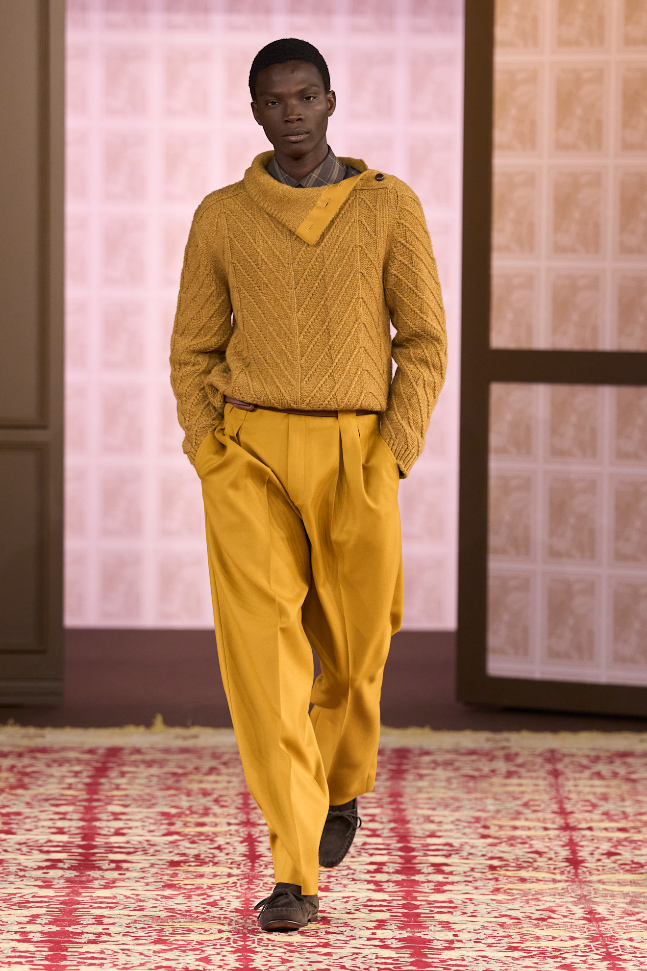 Яркий свитер с крупной вязкой горчичного цвета в сочетании с широкими брюками того же оттенка, создавая теплый образ