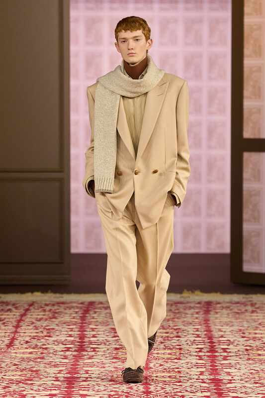 Элегантный бежевый костюм с двойным жакетом и объемным шарфом, подчеркивающий утонченность и тепло сезона