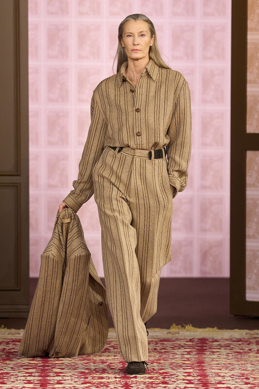 Модный комплект с принтом в полоску, состоящий из рубашки и брюк, дополненный стильным жакетом для завершения образа