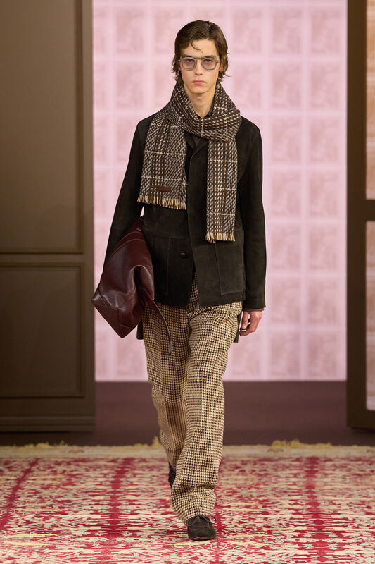 Модный лук с жакетом из замши и клетчатым шарфом, дополненный стильными очками и сумкой