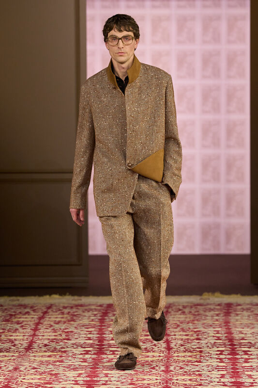 Оригинальный комплект из текстурированного жакета и брюк с контрастными вставками, выделяющийся на фоне осеннего показа