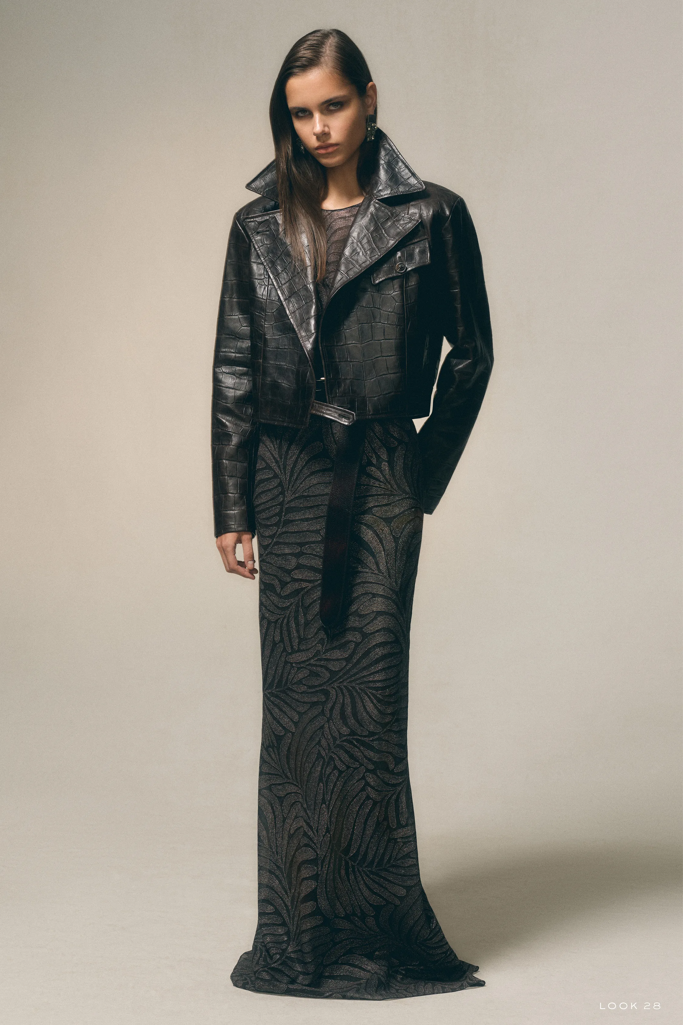 Кожаная куртка с текстурой крокодила в сочетании с длинным платьем с узором, создающим эффектный контраст