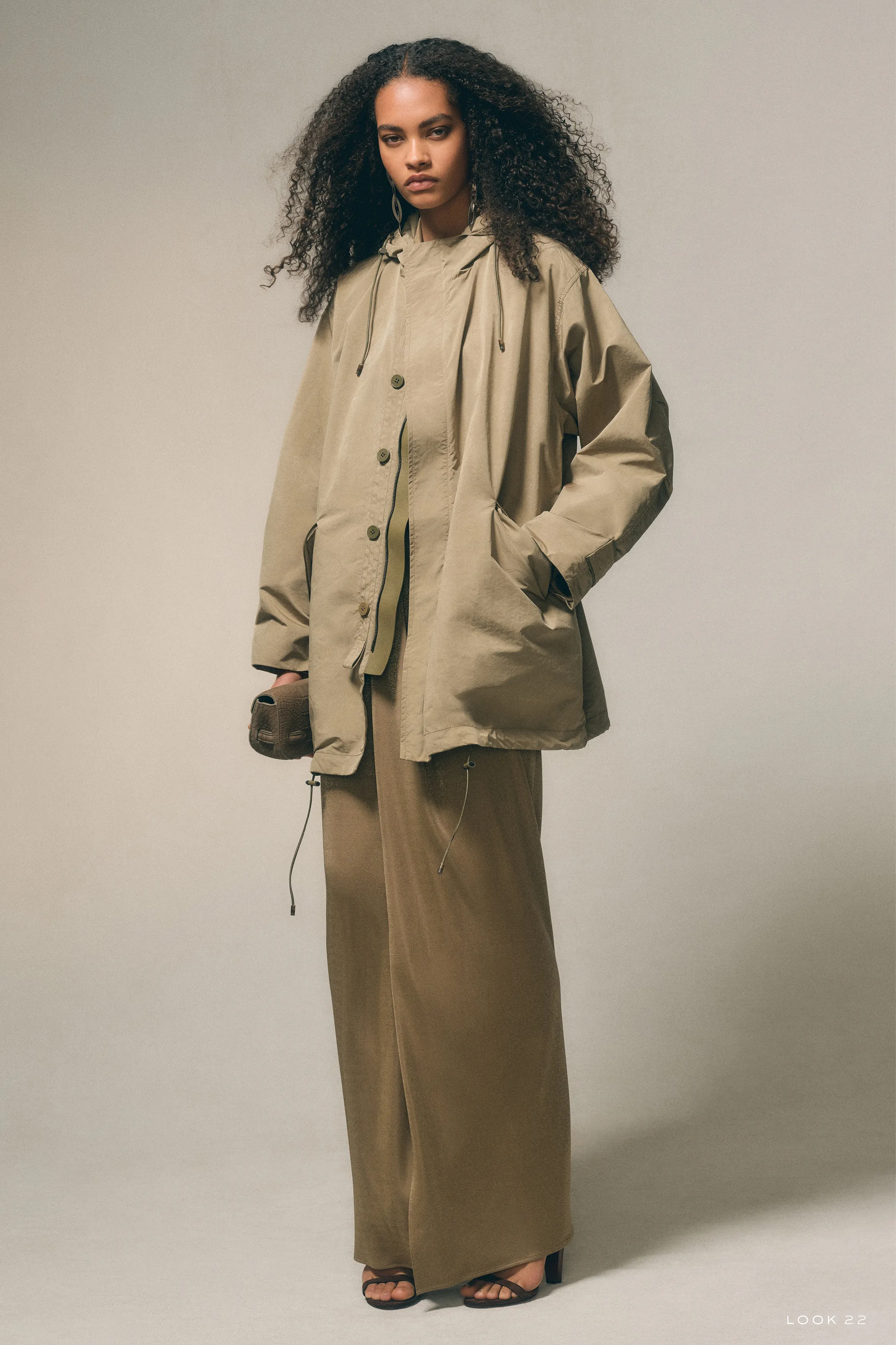 Свободная куртка цвета хаки в сочетании с длинной юбкой, создаёт расслабленный, но стильный образ с акцентом на текстуру
