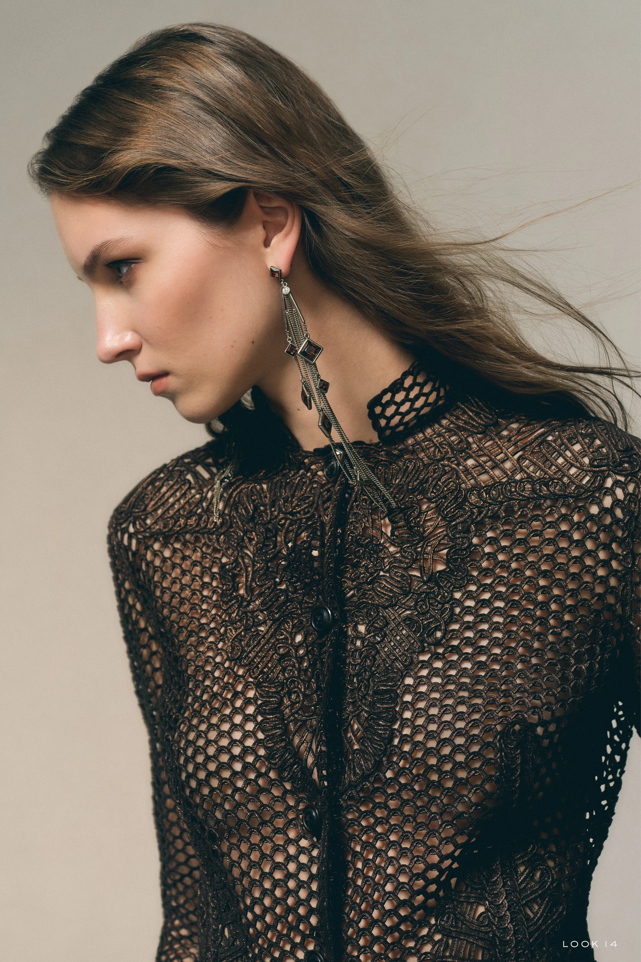 Элегантная блуза с кружевной текстурой и крупными серьгами, подчеркивающими изысканность образа