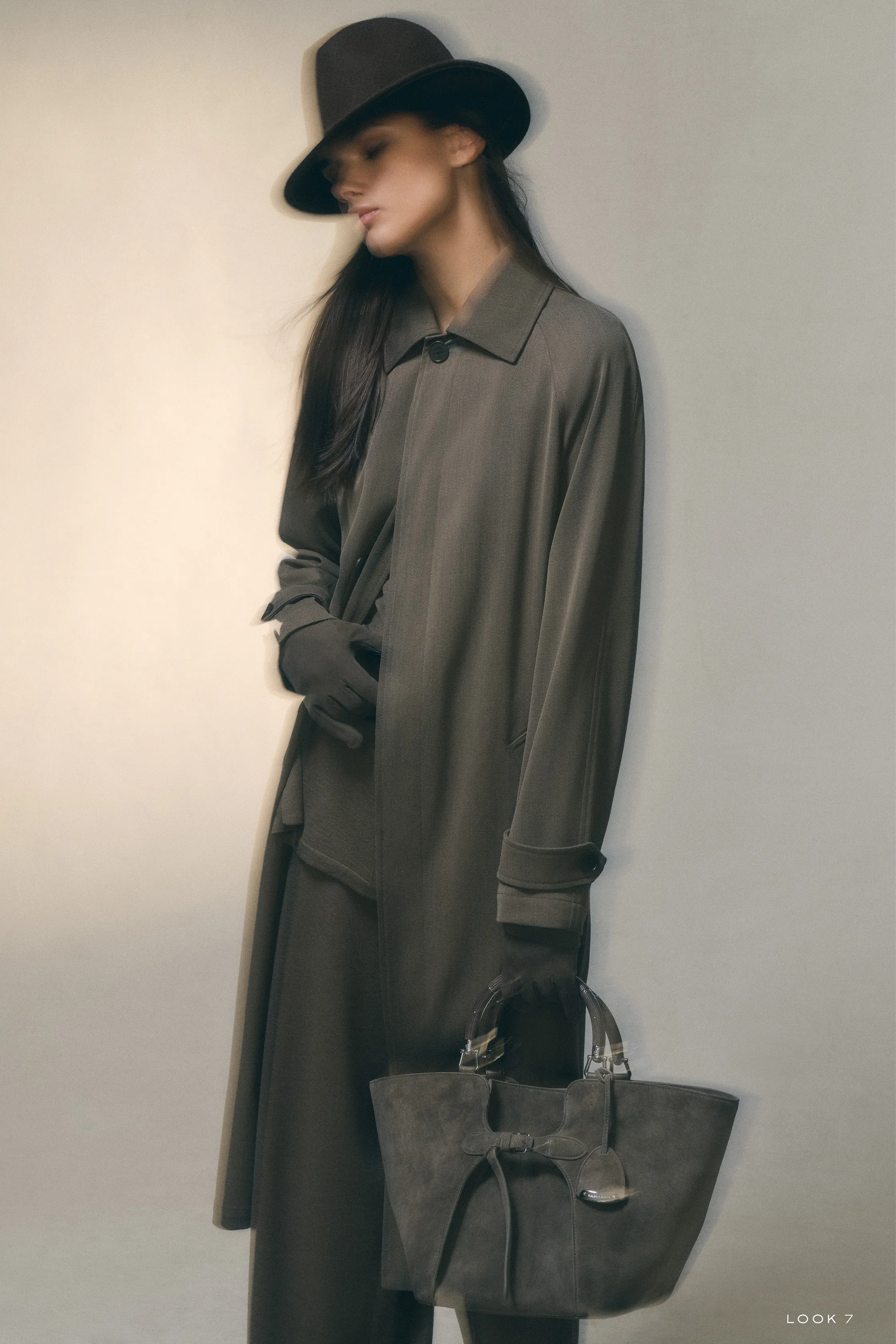 Стильный образ в сером пальто и шляпе, с акцентом на элегантные детали и утонченную атмосферу