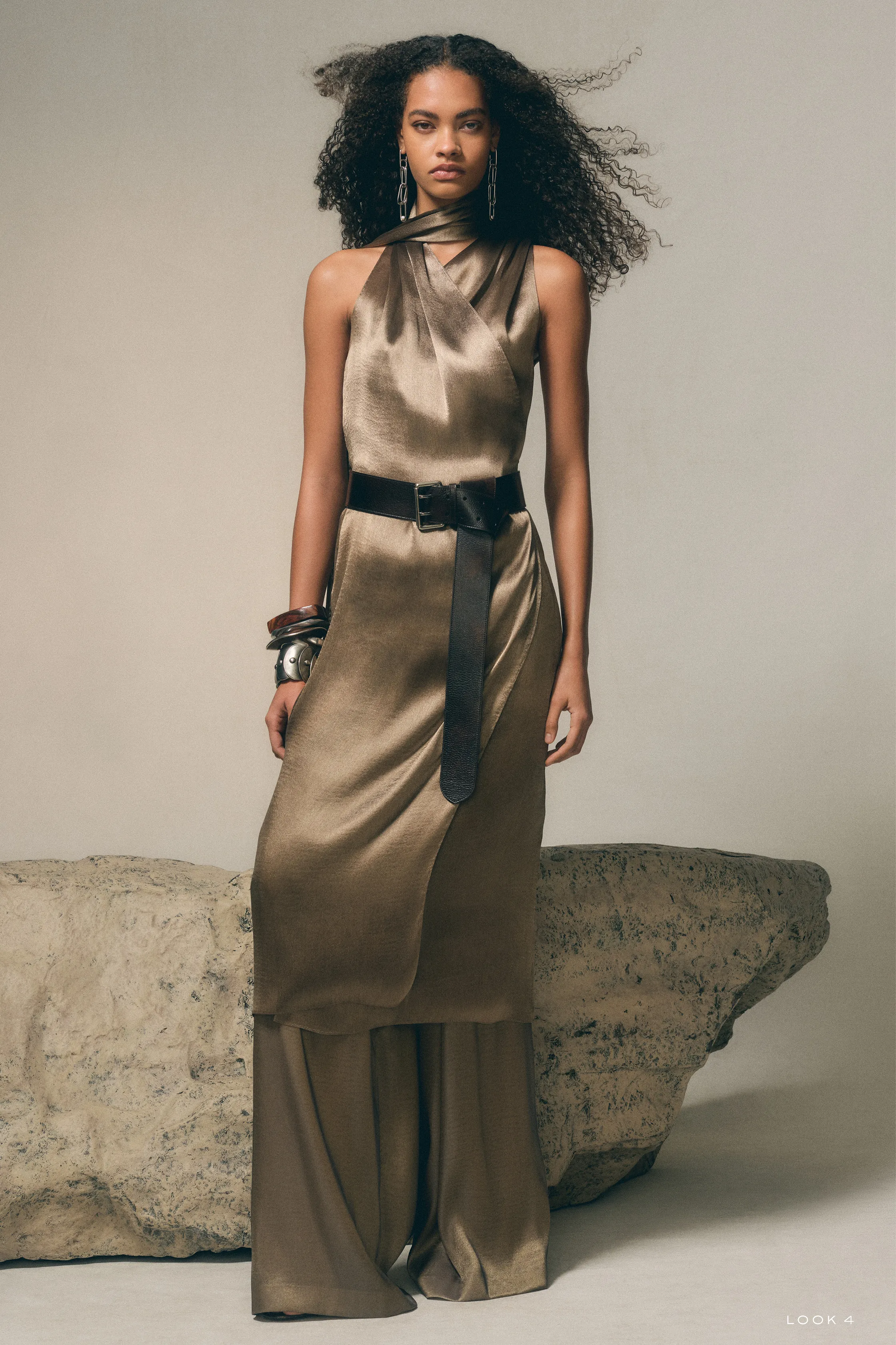 Стильное платье из блестящей ткани с асимметричным вырезом и широкими брюками, подчеркивающее утонченность