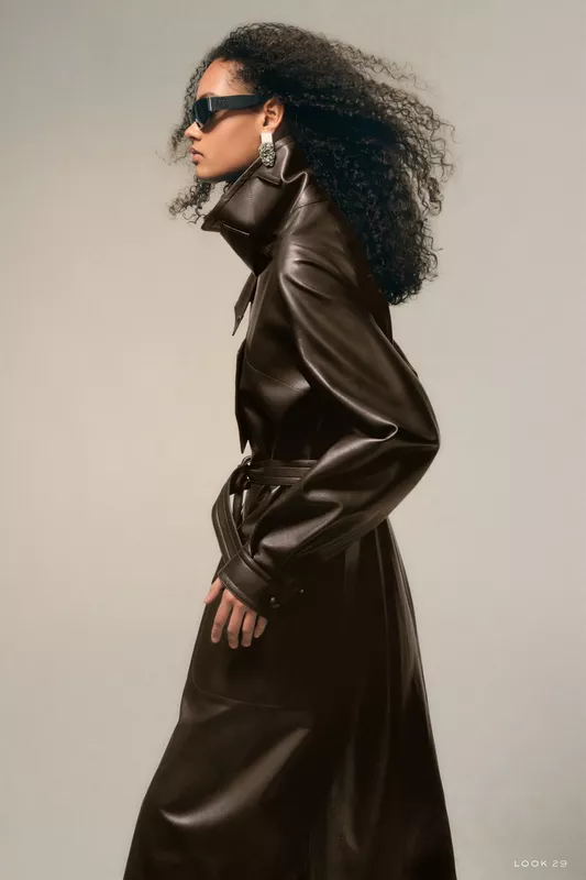 Модный коричневый кожаный тренч с высоким воротником и стильными солнцезащитными очками, подчеркивающий силуэт