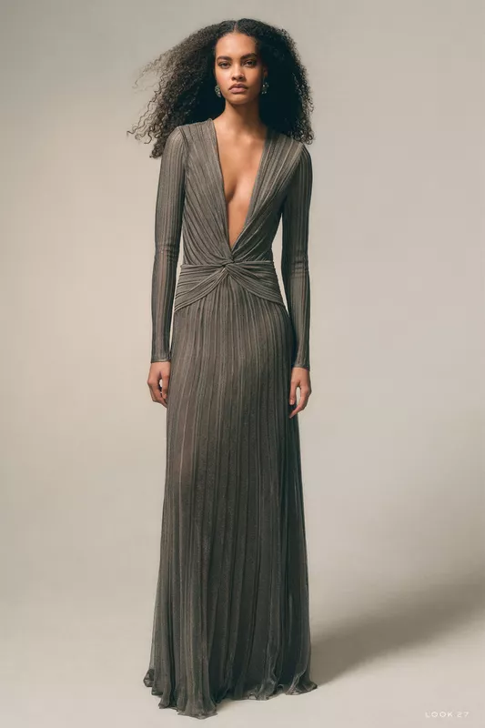 Платье с глубоким вырезом и складками, выполненное в нежном оттенке, излучает элегантность и женственность