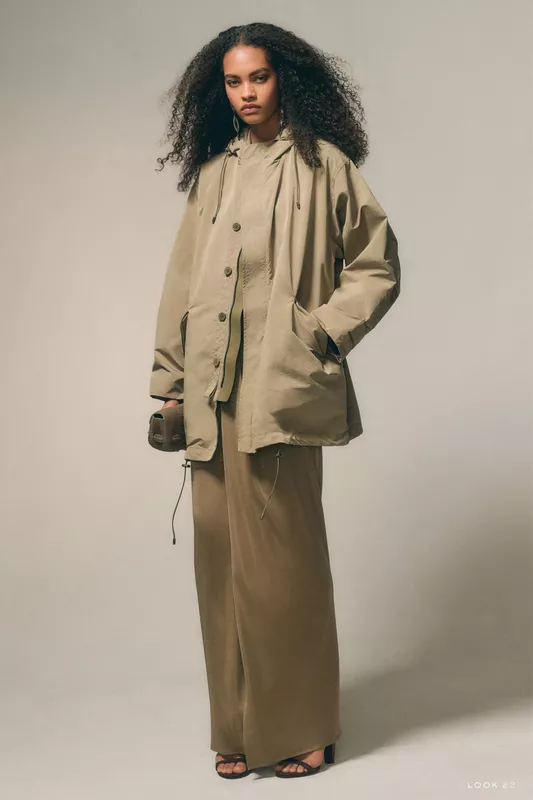 Свободная куртка цвета хаки в сочетании с длинной юбкой, создаёт расслабленный, но стильный образ с акцентом на текстуру