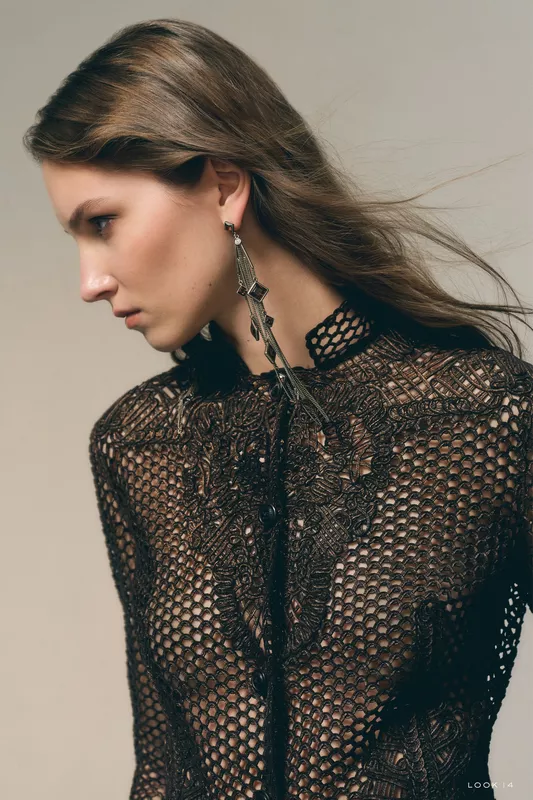 Элегантная блуза с кружевной текстурой и крупными серьгами, подчеркивающими изысканность образа