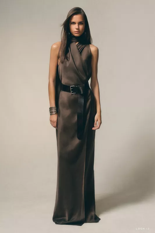 Платье с асимметричным кроем и поясом, выполненное из гладкой ткани, создает эффектный и современный силуэт