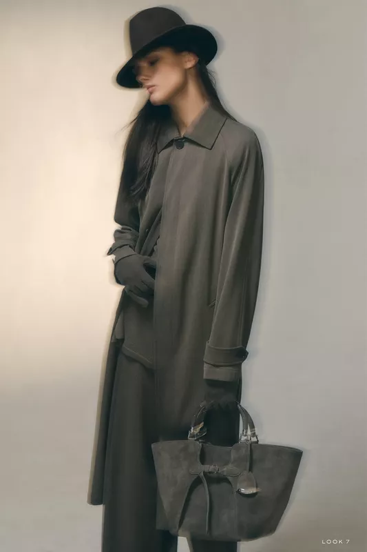 Стильный образ в сером пальто и шляпе, с акцентом на элегантные детали и утонченную атмосферу