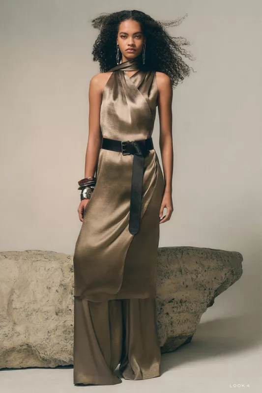 Стильное платье из блестящей ткани с асимметричным вырезом и широкими брюками, подчеркивающее утонченность