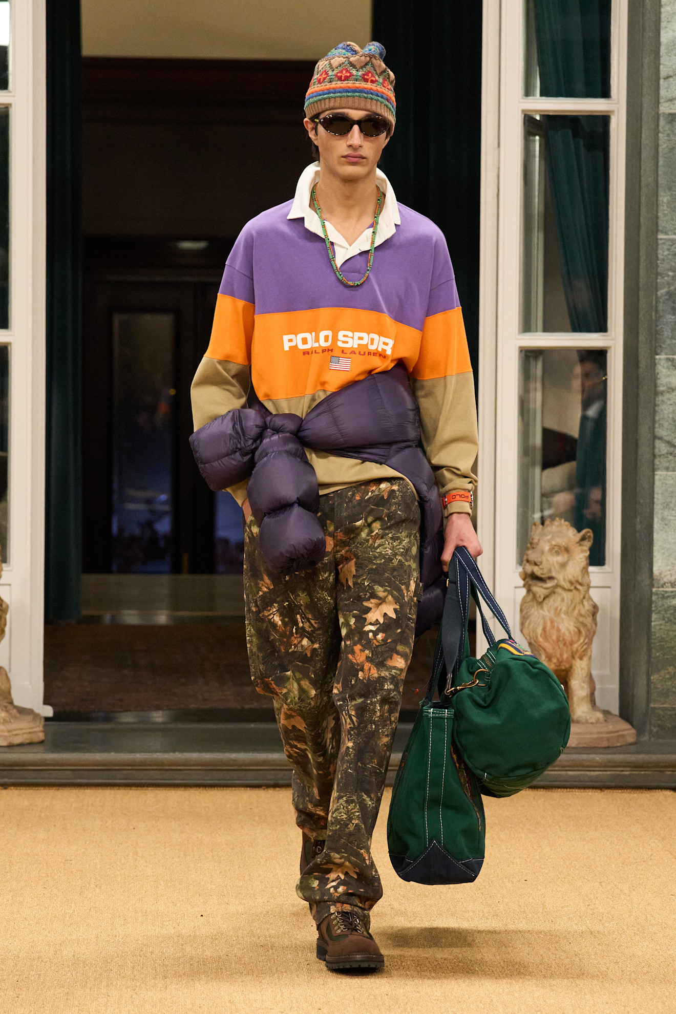 Яркий свитер с логотипом Polo Sport, камуфляжные брюки и стильные аксессуары создают атмосферу уличного стиля осени 2026 года
