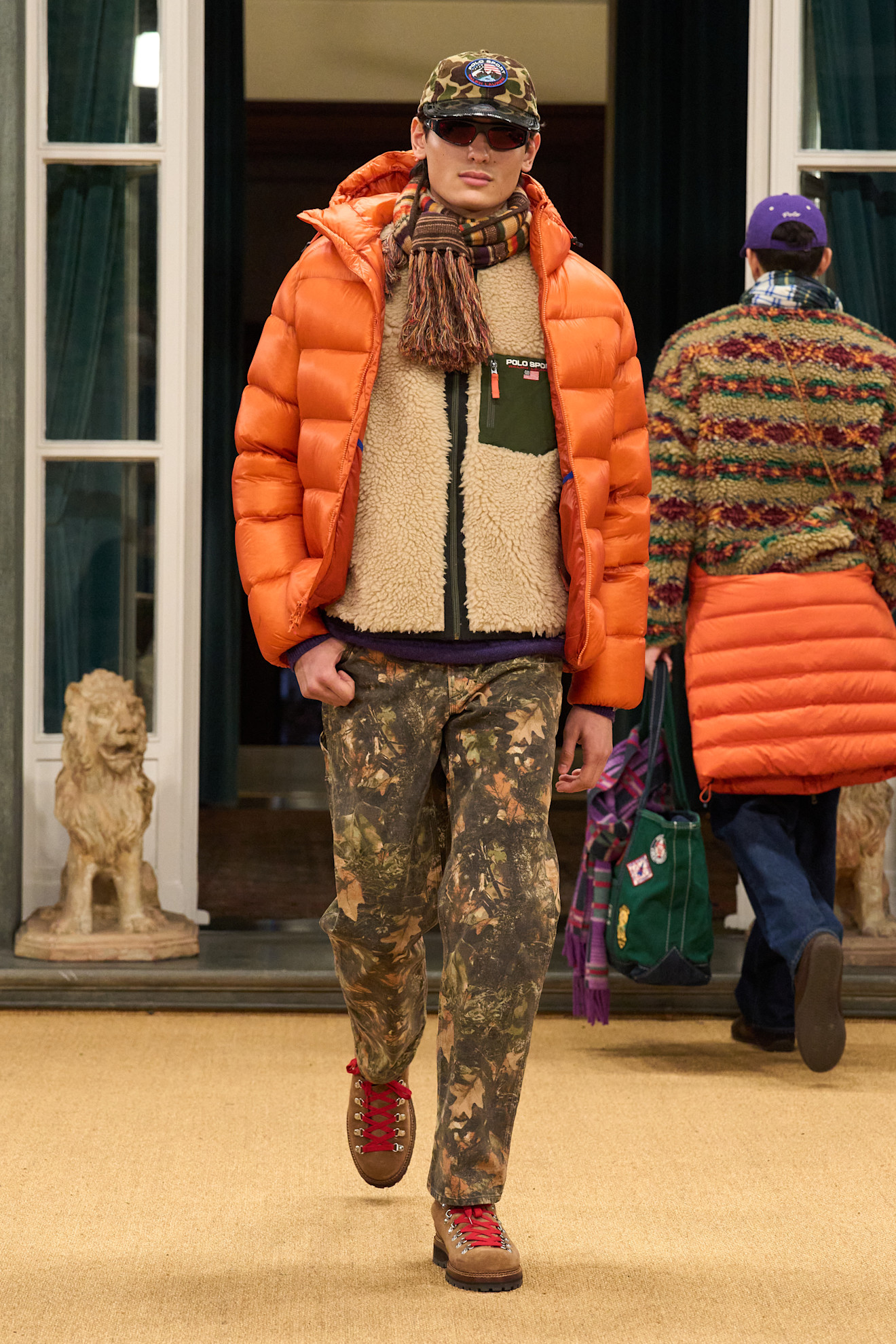 Яркий пуховик и камуфляжные брюки в сочетании с шершащей курткой и стильными аксессуарами создают динамичный образ для осени 2026 года