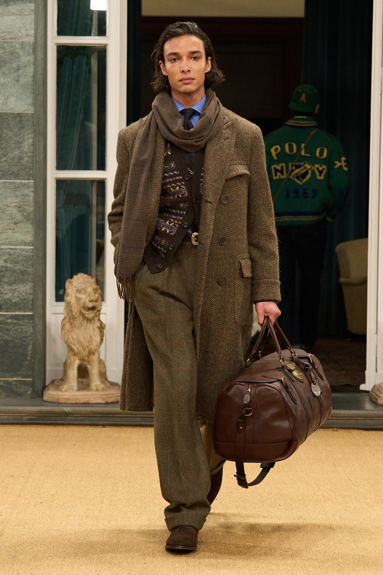 Строгий наряд с длинным пальто и вязаным свитером, дополненный коричневой сумкой и стильным шарфом.