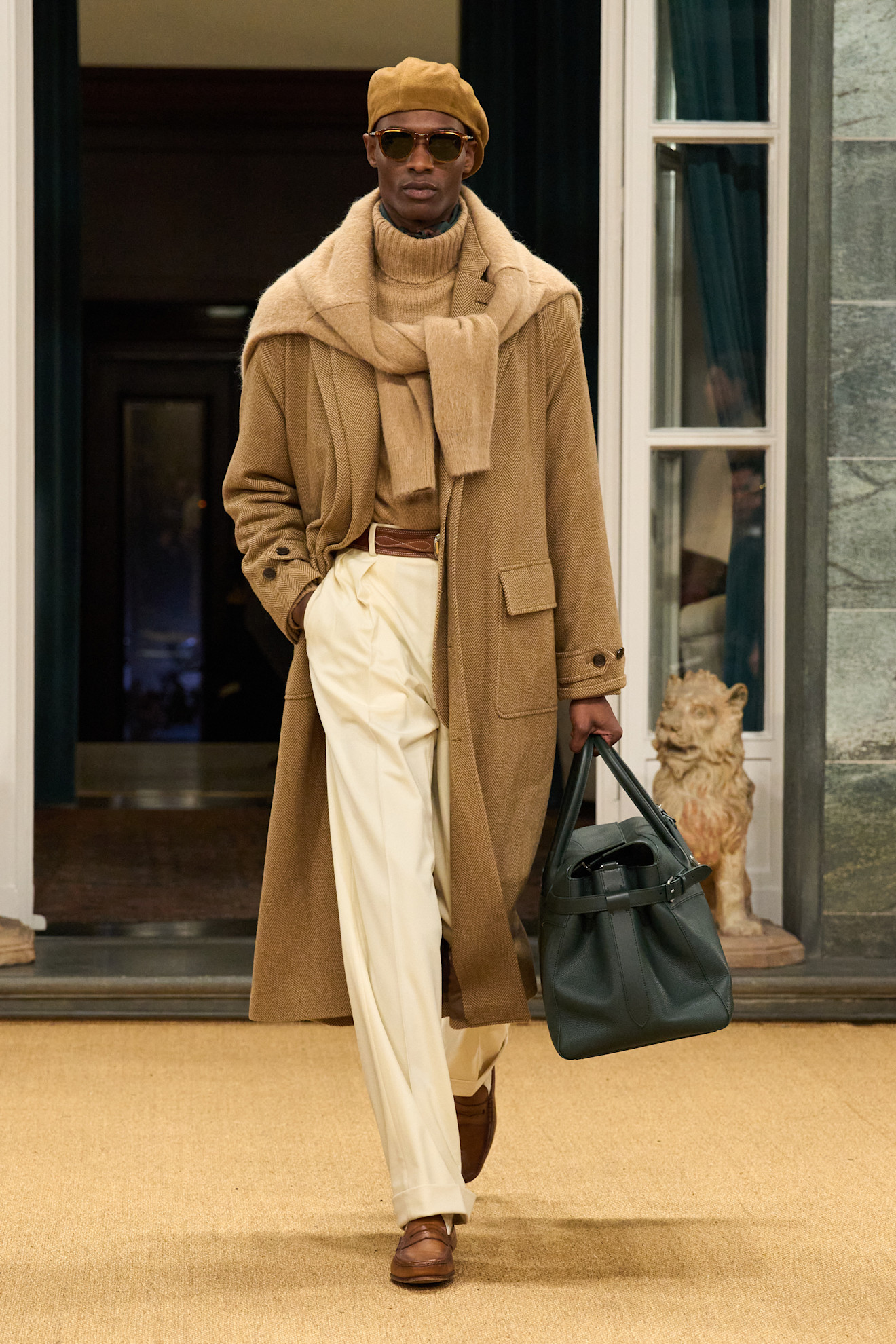 Элегантный образ с длинным пальто и светлыми брюками, дополненный беретом и мягким шарфом