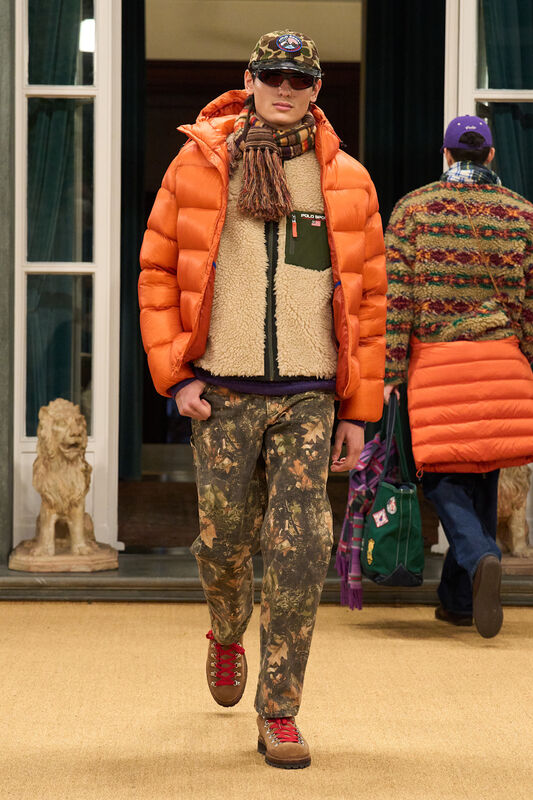 Яркий пуховик и камуфляжные брюки в сочетании с шершащей курткой и стильными аксессуарами создают динамичный образ для осени 2026 года
