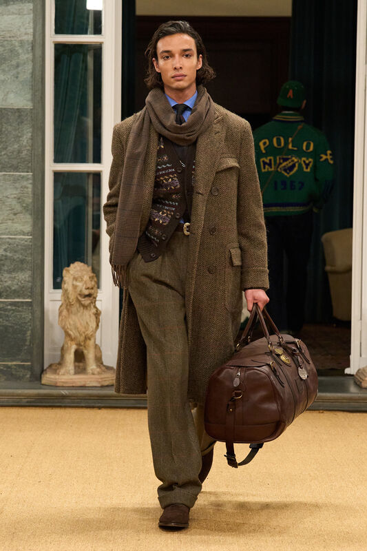 Строгий наряд с длинным пальто и вязаным свитером, дополненный коричневой сумкой и стильным шарфом.