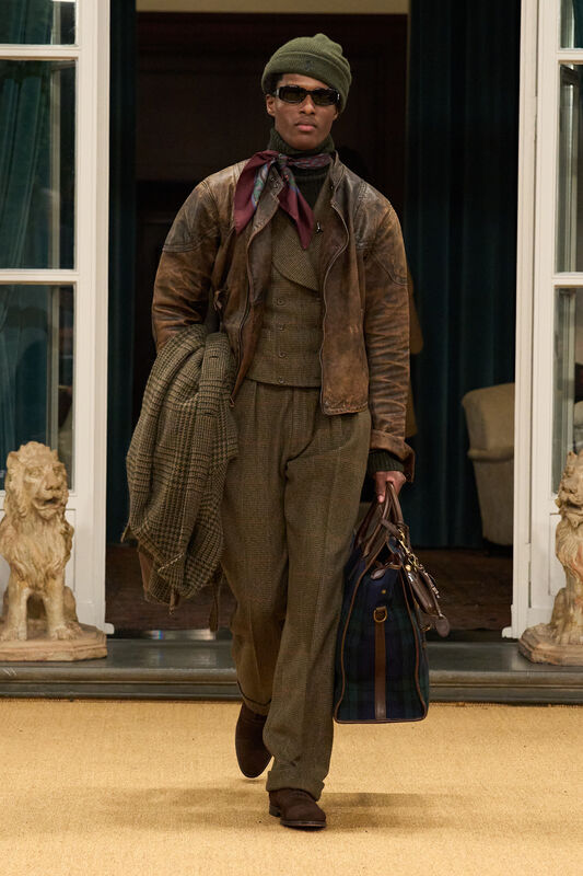 Элегантный образ с кожаной курткой и вязаной шапкой, дополненный клетчатым пальто и сумкой в стиле кэжуал.