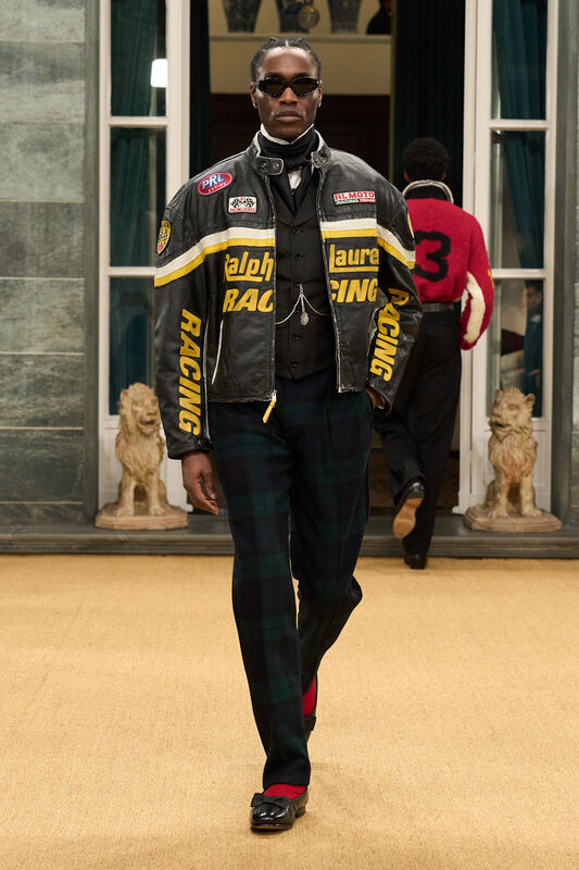 Кожаная куртка с яркими графическими элементами, сочетание с клетчатыми брюками и стильными очками для смелого образа