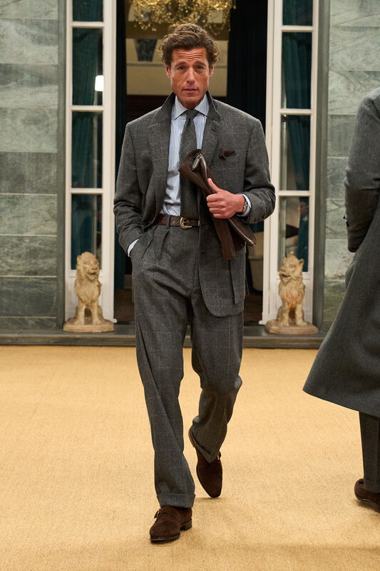 Классический костюм в серую клетку с полосатой рубашкой и коричневым ремнем, излучает уверенность и стиль