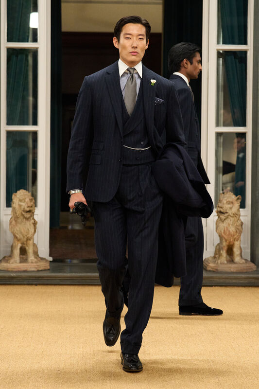 Элегантный костюм в полоску с жилетом и стильным пальто, дополненный аксессуарами для завершения образа