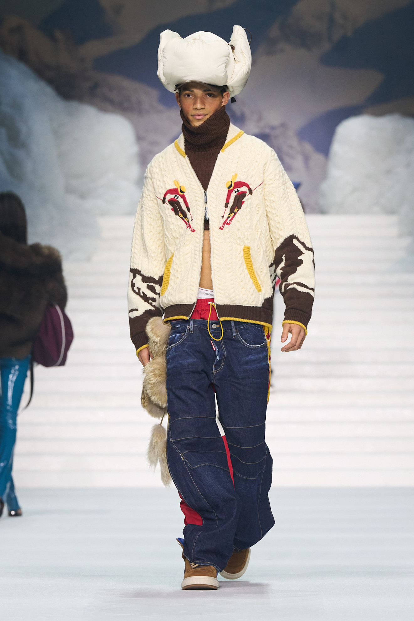 Уникальный свитер с ярким узором и объемные джинсы создают игривый и креативный стиль, подчеркивая индивидуальность