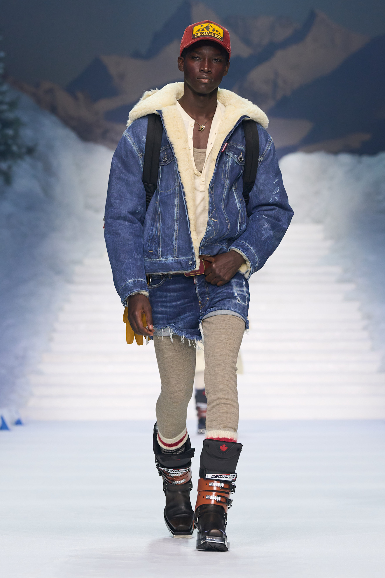 Классический джинсовый жакет с меховой подкладкой и шапкой, дополненный короткими шортами и теплыми ботинками