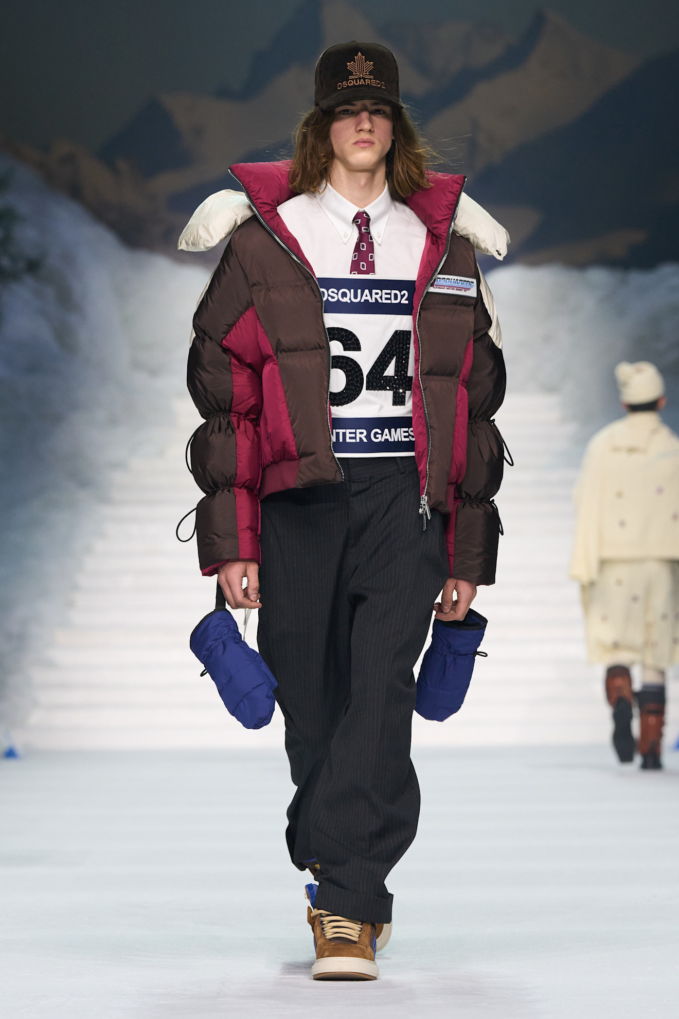 Объемная куртка с яркими акцентами и спортивной футболкой, строгие брюки и кроссовки создают динамичный образ