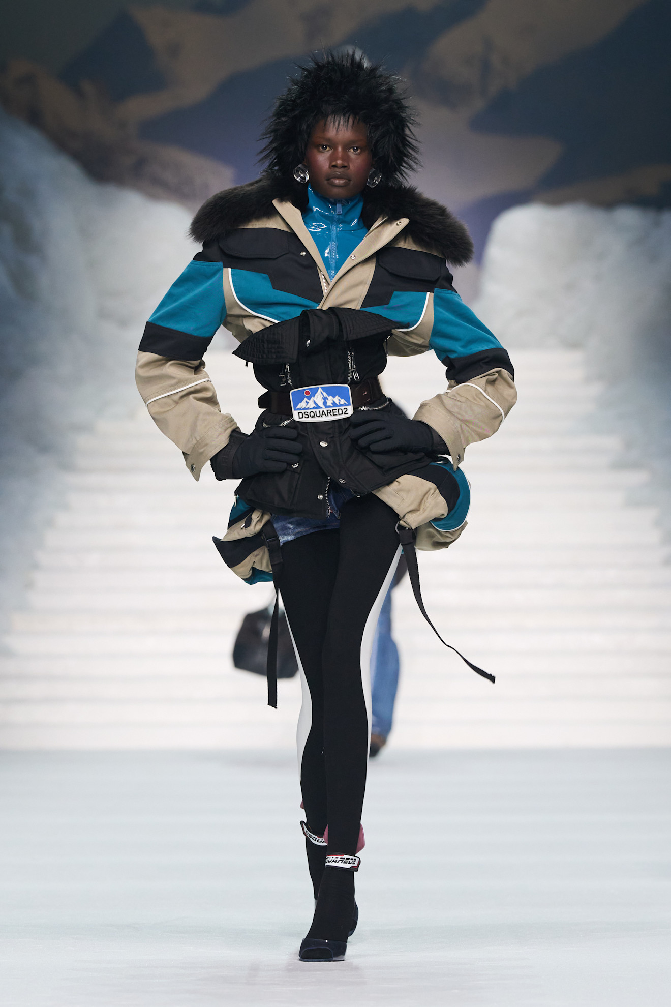 Яркая куртка с меховым капюшоном и облегающие леггинсы, подчеркивающие силуэт, создают эффектный зимний лук