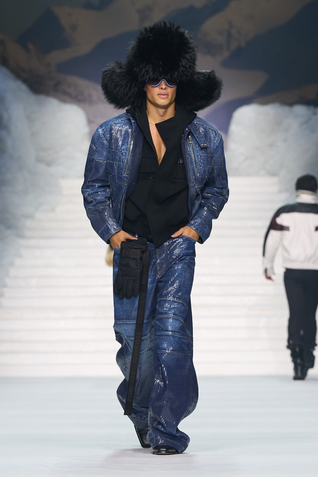 Блестящий джинсовый комплект с объемной шапкой и солнцезащитными очками создает эффектный образ для зимнего сезона.