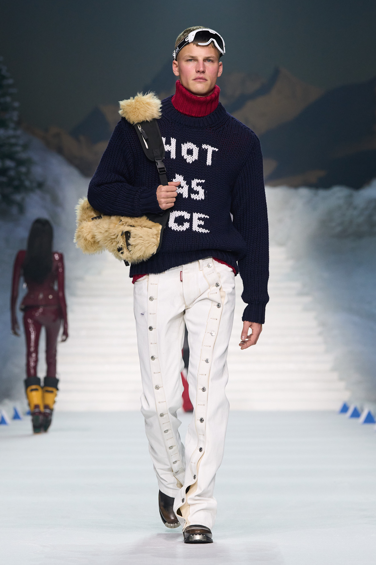 Теплый свитер с надписью 