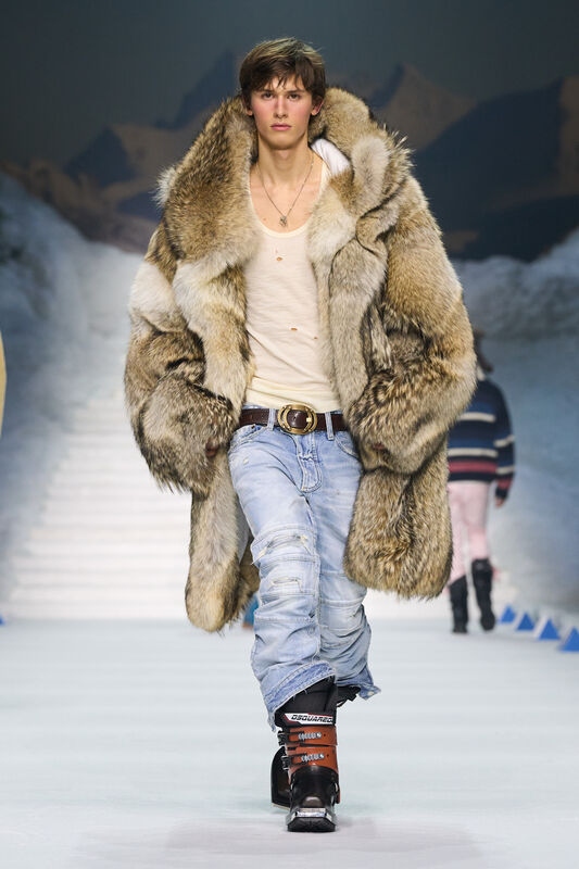 Роскошный меховой плащ в сочетании с рваными джинсами и простым топом, создающий эффектный контраст стилей